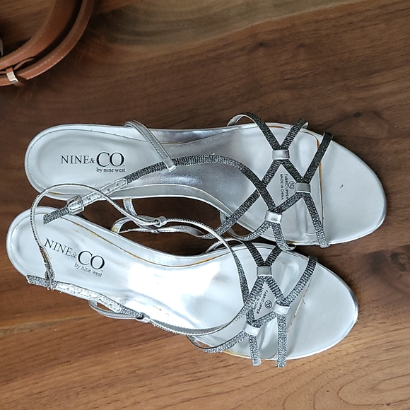 Silver shoes 10 - Picture 4 of 4